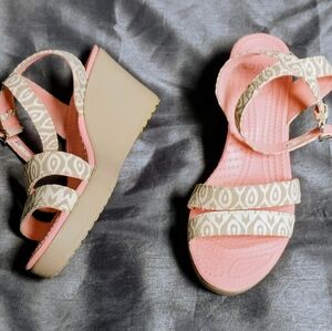 ❤️Womens CROCS LEIGH Pink Tan Wedge Ankle Strap Sandals Shoes Size 8 W